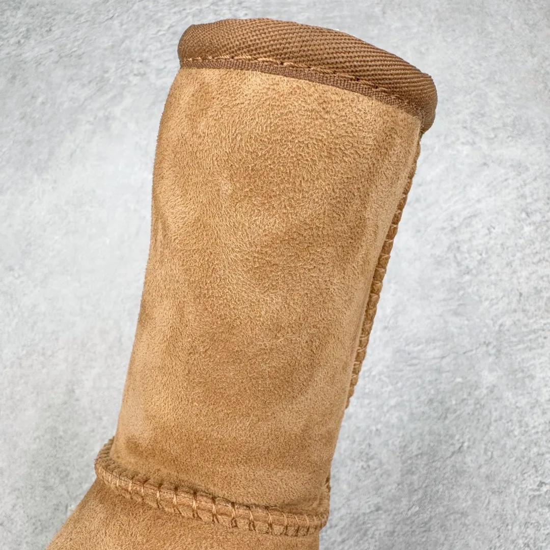 Pick up locally💰520 UGG 6223 Classic autumn and winter sheepskin and fur all-in-one snow boots. All shoes are made from ZP. Longfeng A-grade Australian imported sheepskin and fur all-in-one boots for men and women. Brand OEM production line. Fully follows the ZP process. OEM original pattern maker. Adhering to the principle of no original shoes and no development selection. Pay attention to every detail. The most authentic version on the market TREADLITE "Light Wing" technology outsole Lightweight/durable/flexible/pile size: 35 36 37 38 39 40 41 42 43 44 45 Coding: by2936080
